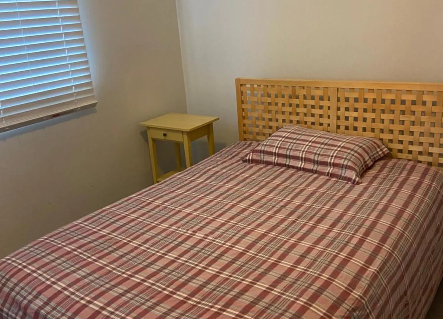 Centrally Located, Spacious Home Niagara Falls 0*,